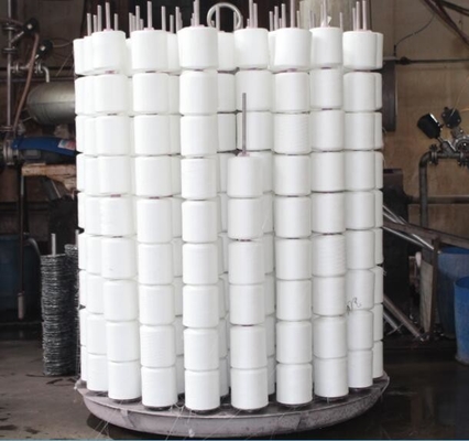 Hoogwaardige 40s2 302 302 Spons Polyester Garens Geverfd / Polyester Garens In China