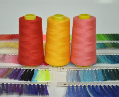 Op voorraad Groothandel Geverfd 100% polyestergarens met verschillende kleuren