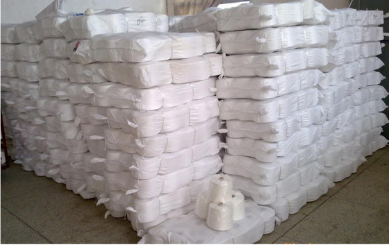 Hoge kwaliteit 60/2 ruw wit 100% polyester gesponnen garen op kleurbuis